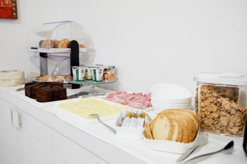 un mostrador con pan y otros alimentos. en Le Vette Room&Breakfast, en Rovereto