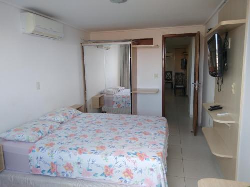1 dormitorio con 1 cama y TV en Manaíra Palace 419, en João Pessoa