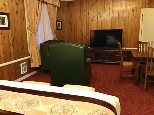 Eureka Inn, Trademark Collection by Wyndhamにあるテレビまたはエンターテインメントセンター