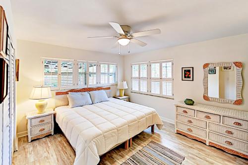 Schlafzimmer mit einem Bett und einem Deckenventilator in der Unterkunft Endless Summer in Clearwater Beach