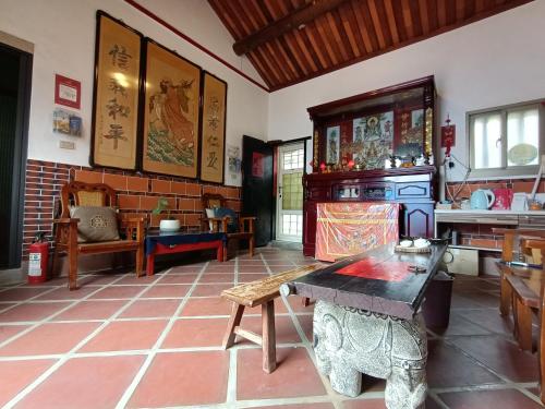 a living room with a table and chairs in it at 模範人家-包棟-彼岸市區館 in Jincheng