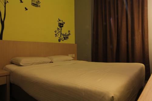 新山的住宿－Hotel SIN JO，一间卧室配有一张带白色床单的床和窗户。