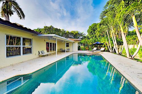 Tropical Retreat - Heated Pool, Spa, Walk to Beach home