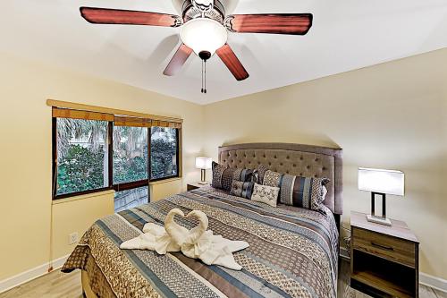 Schlafzimmer mit einem Bett und einem Deckenventilator in der Unterkunft Holiday Island 44D in Tierra Verde