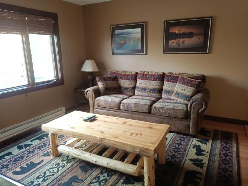 Ein Sitzbereich in der Unterkunft Adirondack Diamond Point Lodge