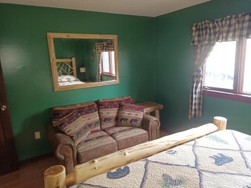Ein Sitzbereich in der Unterkunft Adirondack Diamond Point Lodge
