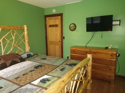 Ein Bett oder Betten in einem Zimmer der Unterkunft Adirondack Diamond Point Lodge