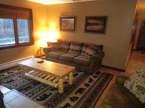 Ein Sitzbereich in der Unterkunft Adirondack Diamond Point Lodge