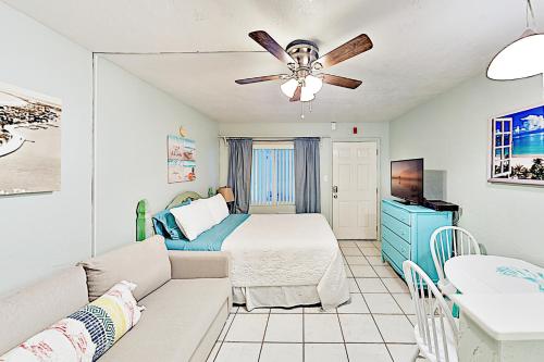 una camera con letto e ventilatore a soffitto di Pass-A-Grille Beach Retreat Unit 8 a St Pete Beach