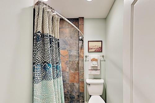 uma casa de banho com uma cortina de chuveiro e um WC em Pass-A-Grille Beach Retreat Unit 8 em St. Pete Beach