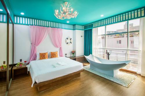 Schlafzimmer mit einem Bett, einer Badewanne und einem Fenster in der Unterkunft EROS HOTEL 2 - Love Hotel in Ho-Chi-Minh-Stadt
