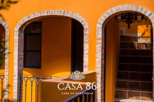 une entrée à une maison avec un panneau sur celle-ci dans l'établissement Casa 86, à San Miguel de Allende