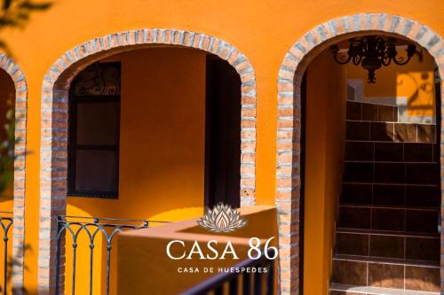 Una entrada a una casa con un cartel. en Casa 86, en San Miguel de Allende