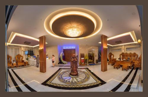 a lobby with a statue in the middle of a building at khách Sạn Yên Châu in Chau Doc