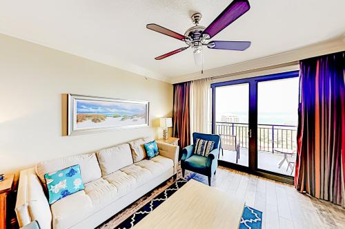 sala de estar con sofá y ventilador de techo en Emerald Grande en Destin