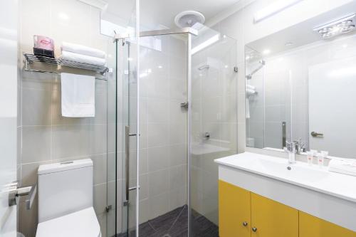 Kamar mandi di ibis Styles Kingsgate Hotel