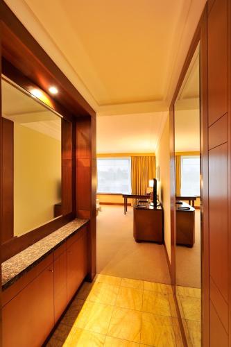  Regent Warsaw Hotel -  Room  picture :   Tea/Coffee maker    Shower    Bath                           