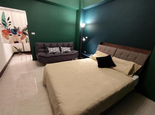 Lin's B&B في بينغتونغ سيتي: غرفة نوم بسرير كبير وأريكة