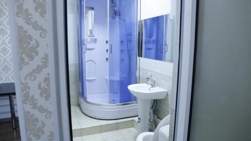 A bathroom at hostel Farovon