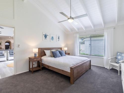 安娜湾Ocean Palms 11 Prentice Place with a private pool的带床和吊扇的卧室