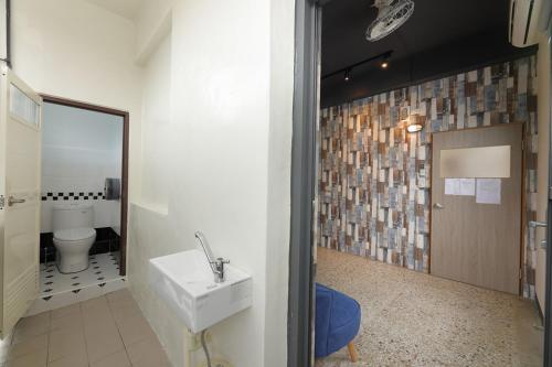A bathroom at Topbunk Hostel