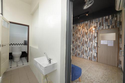 Koupelna v ubytování Topbunk Hostel