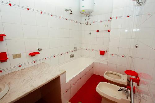 y baño con aseo, lavabo y bañera. en Casa Vacanze San Lorenzo, en Agerola