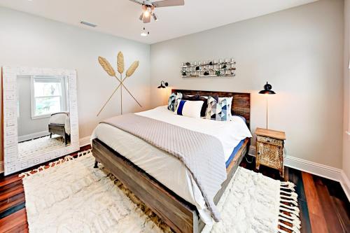 een slaapkamer met een groot bed en een raam bij Sunshine Palms in Tampa