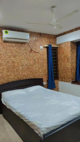 Un pat sau paturi într-o cameră la CHINCHOOS HOMESTAY