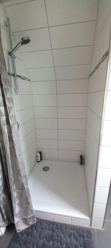 eine Dusche in einem Badezimmer mit Duschvorhang in der Unterkunft zum Kranichblick in Glinstedt