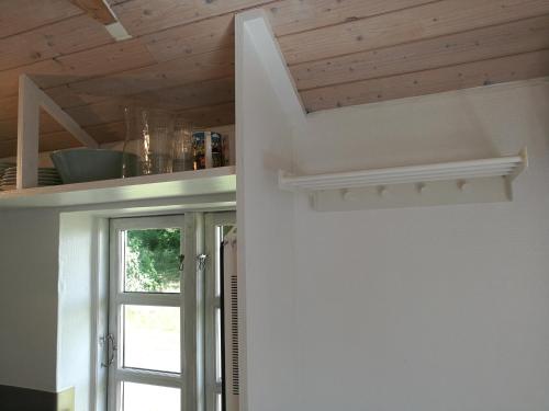 una cocina con techos de madera y una ventana en Hærvejsly - Perfekt familiebase til oplevelse af Sydjylland en Give