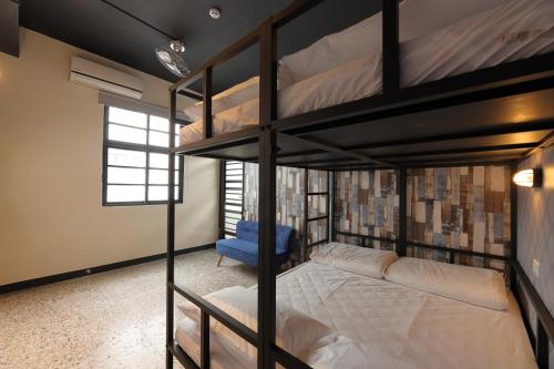 Divstāvu gulta vai divstāvu gultas numurā naktsmītnē Topbunk Hostel