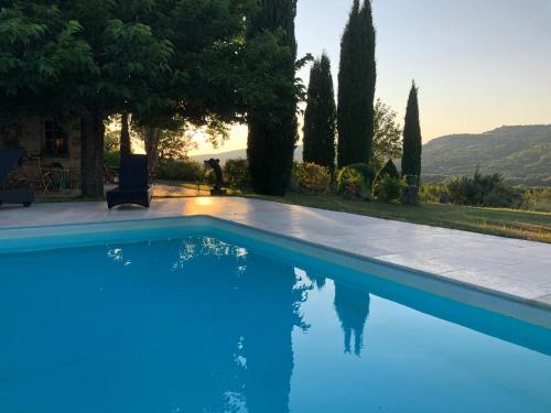 une piscine bleue devant une maison dans l'établissement Villa du defens, à Saint-Martin-de-Castillon