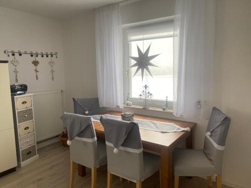 a dining room with a table and chairs and a window at Im Idyll Chillout in Hengersberg