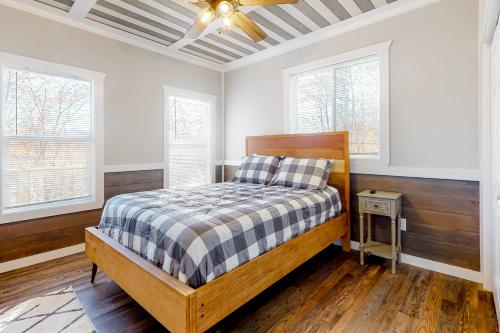 Rustic Mountain Cabin في إليجاي: غرفة نوم بسرير ومروحة سقف
