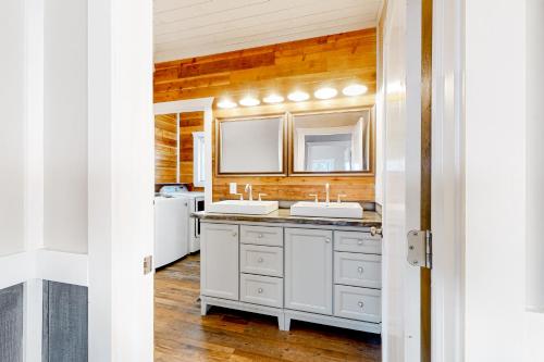 Rustic Mountain Cabin tesisinde mutfak veya mini mutfak