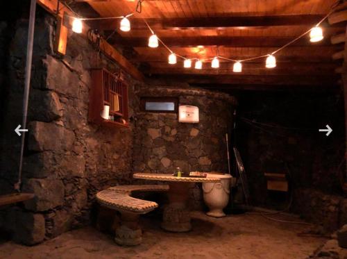 サンタ・ウルスラにあるFinca rural Tenerife Relax And Enjoyの石造りのバスルーム(ベンチ、トイレ付)