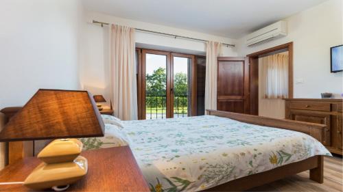 Un dormitorio con una cama y una mesa con una lámpara. en Villa Elida by Villas Holiday, en Heki