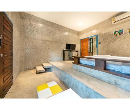 Habitación grande con cama y baño. en Mac Garden Resort, en Ban Phe
