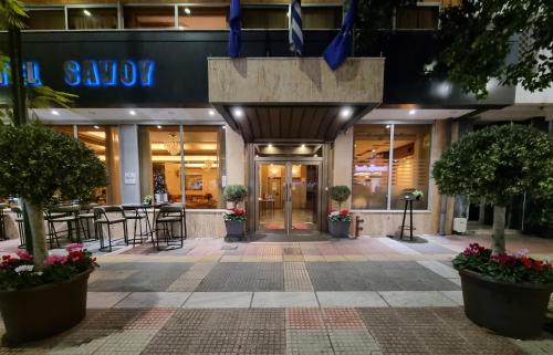 un vestíbulo de un centro comercial por la noche en Savoy Hotel, en Pireo