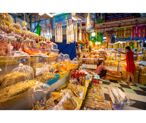 a market filled with lots of different types of food at Mac Garden Resort in Ban Phe