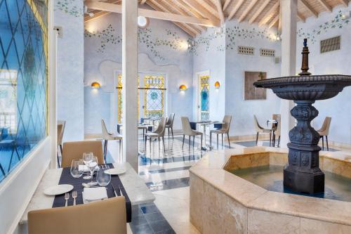 a restaurant with a fountain in the middle of a room at Melia Villaitana in Benidorm