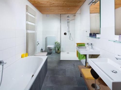 貝希特斯加登的住宿－Hartlerlehen Rasp，浴室配有2个盥洗盆、浴缸和淋浴。