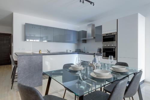 Chic 2BR Apartment, Ideal Locationにあるキッチンまたは簡易キッチン