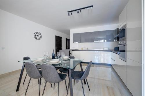 Chic 2BR Apartment, Ideal Locationにあるキッチンまたは簡易キッチン