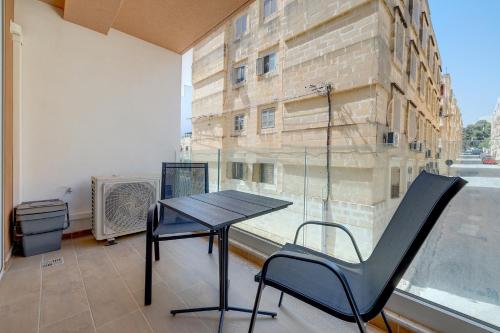Chic 2BR Apartment, Ideal Locationにあるバルコニーまたはテラス