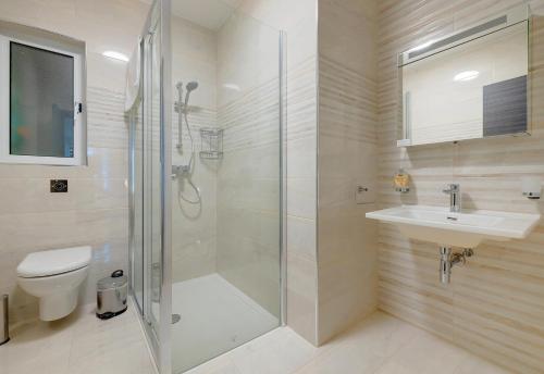 Chic 2BR Apartment, Ideal Locationにあるバスルーム