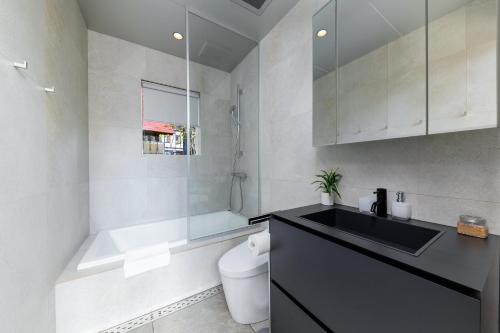 Wadano Hill Chalet by HHG