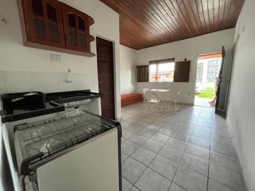 Dapur atau dapur kecil di Pousada Bouganville Bell