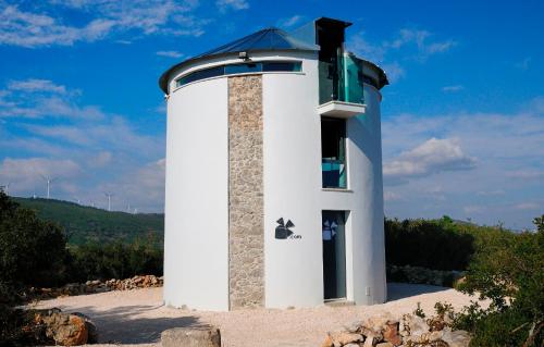 a small lighthouse on top of a hill at MoinhoPontoCom in Rio Maior